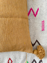Charger l'image dans la galerie, Housse de coussin berbère ocre
