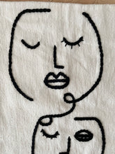 Charger l'image dans la galerie, Housse de coussin Visages
