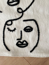 Charger l'image dans la galerie, Housse de coussin Visages

