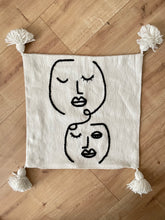 Charger l'image dans la galerie, Housse de coussin Visages
