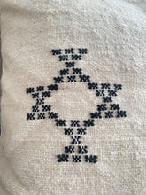 Charger l'image dans la galerie, Housse de coussin à motifs berbères
