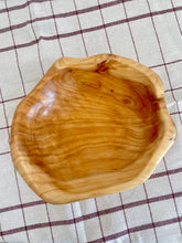 Charger l'image dans la galerie, Coupe en bois d'olivier n°2
