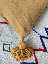Charger l'image dans la galerie, Housse de coussin berbère ocre
